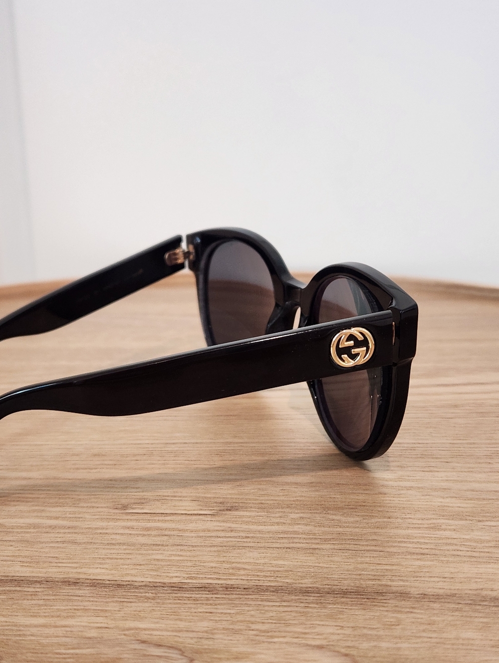 Gucci Black Round Acetate Sunglasses with Gold Logo - Picture 3 of 7